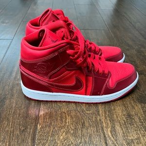 BRAND NEW UNIVERSITY RED/POMEGRANATE MIDS 1S